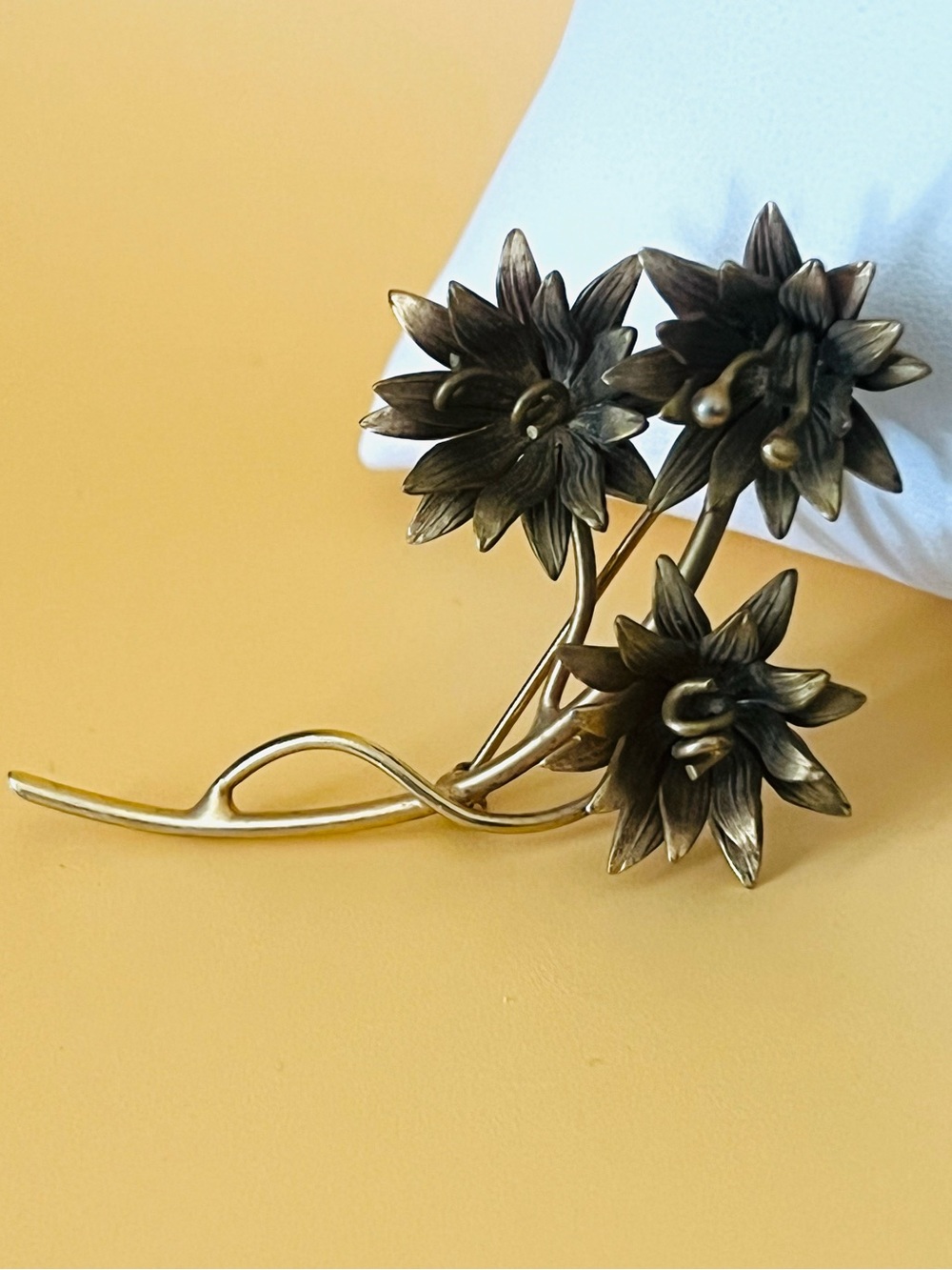 Vintage flower brooch gold tone in excellent condition